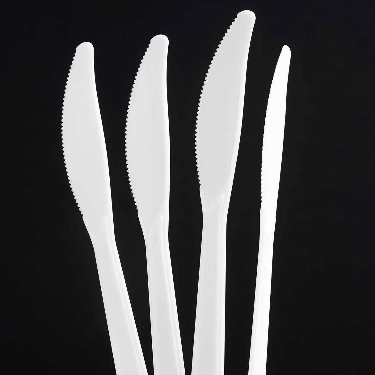 100 Pack Reusable White Plastic Knives - Dishwasher and Microwave Safe - Decodine