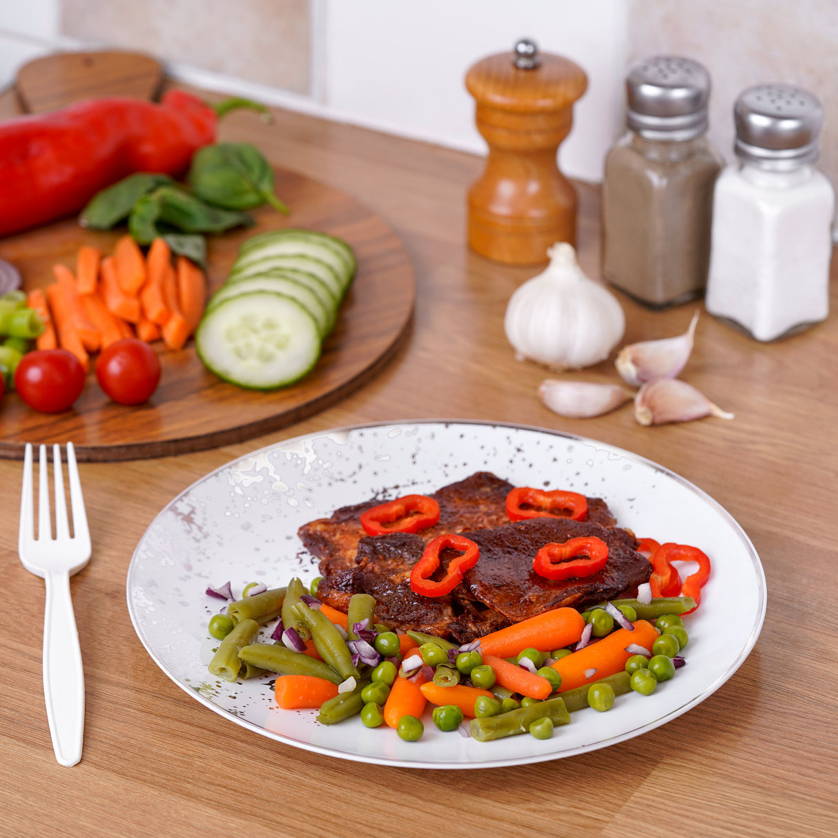 Pack of 10 Hard Plastic Plates 9" - White with Silver Polka Dots - Lightweight and Versatile - Decodine